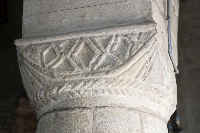 Bott. lucchese sec. XI, Capitello in pietra serena con losanghe