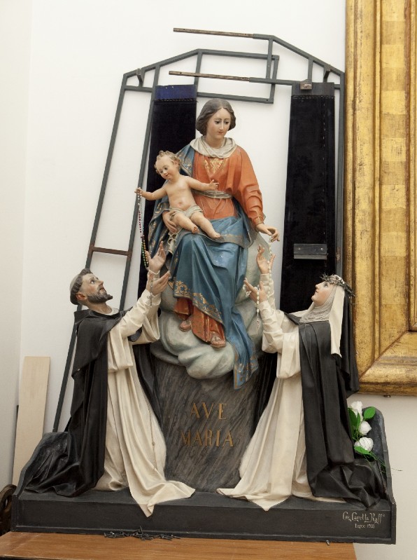 Caretta R. (1933), Gruppo scultoreo della Madonna del rosario