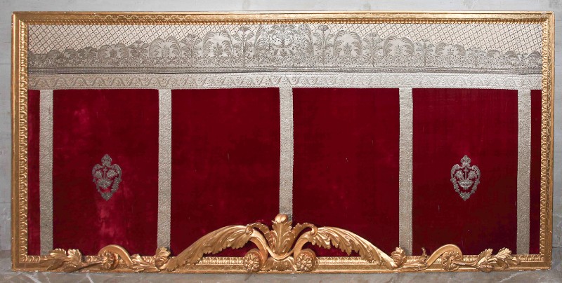 Manifattura fiorentina sec. XIX, Paliotto rosso con stemma di Santa Felicita