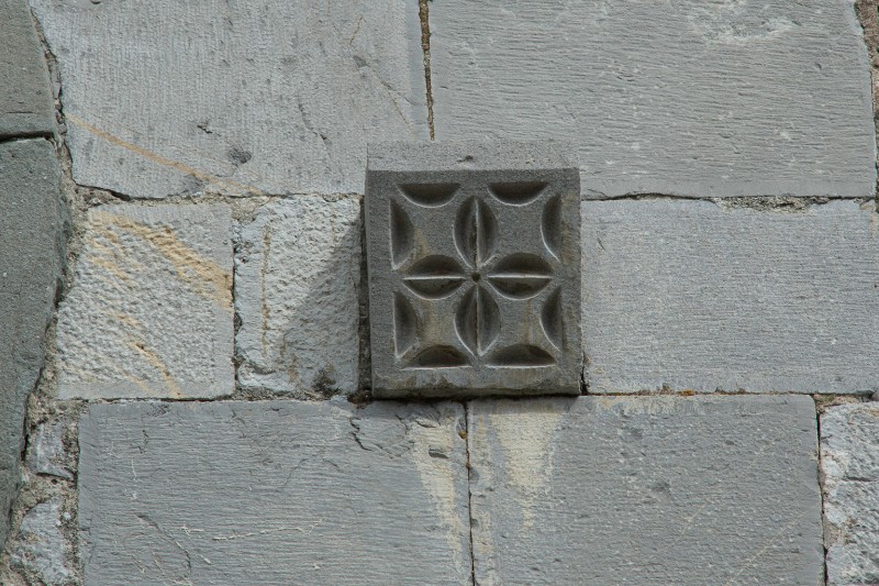 Bott. toscana sec. XIII, Mensola quadrangolare con rilievo geometrico
