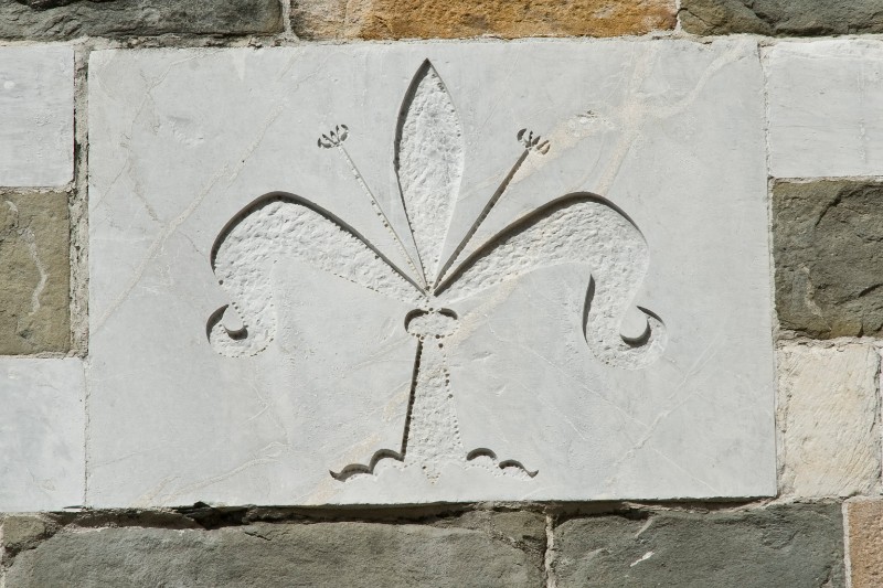 Bott. lucchese secc. XIII-XIV, Bassorilievo con giglio a destra 2/2