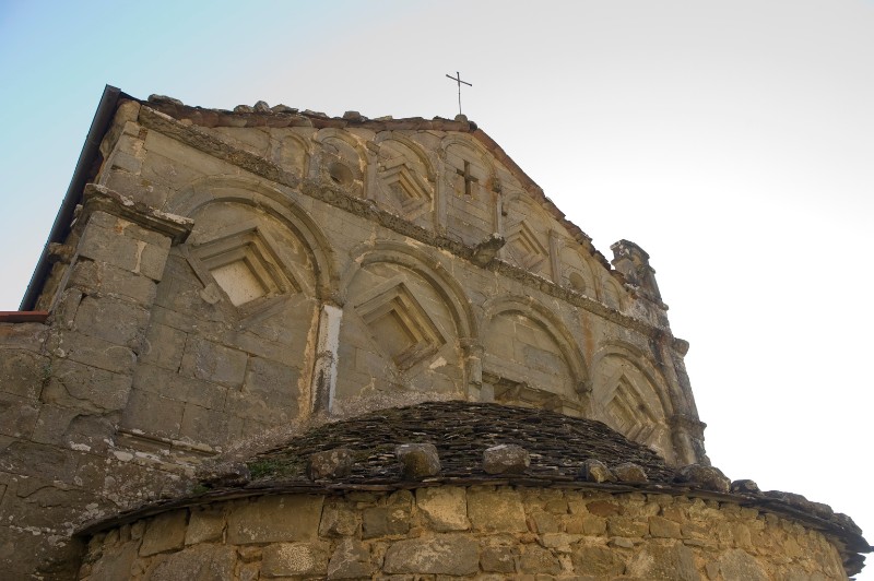 Maestranze toscane sec. XI, Cornicione con bassorilievo in pietra arenaria