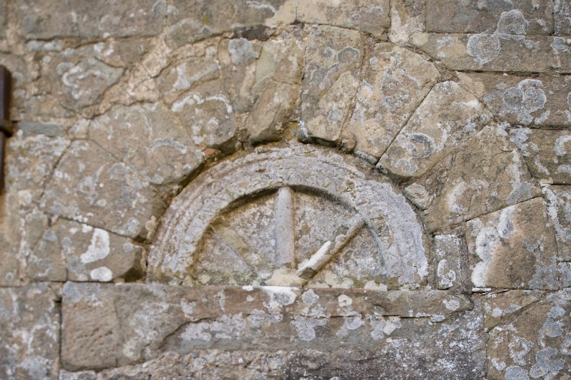 Maestranze toscane sec. XI, Lunetta in pietra arenaria dipinta