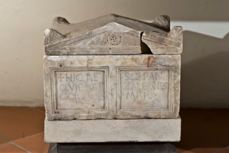 Bott. italiana sec. I, Urna in marmo contenente reliqiue di San Pantaleone
