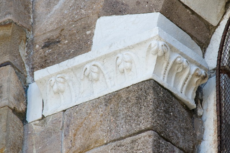 Maestranze lucchesi sec. XIII, Semicapitello in marmo con fogliette