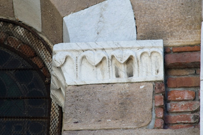 Maestranze lucchesi sec. XIII, Semicapitello in marmo con fogliette ricurve