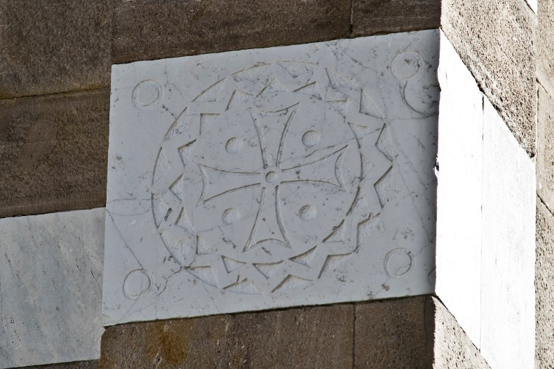 Maestranze lucchesi sec. XIII, Formella in marmo con croce incisa