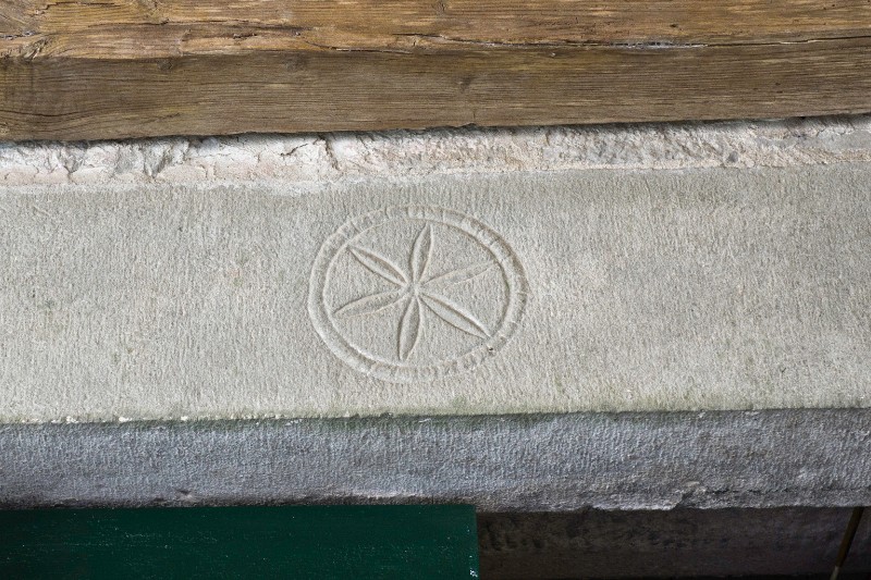 Maestranze toscane sec. XI, Architrave in pietra arenaria