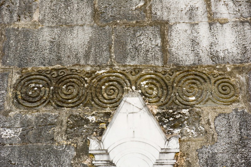 Maestranze toscane sec. XI, Formella in pietra arenaria con girali