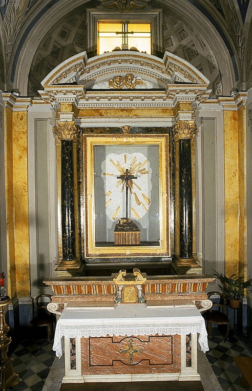 Maestranze laziali metà sec. XVII, Altare in legno dipinto a finto marmo