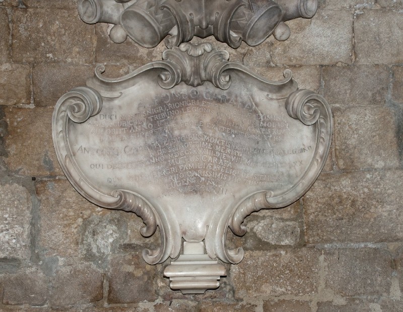 Ambito napoletano (1763), Lapide di monumento funebre frammentario dei Carafa