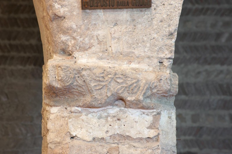 Maestranze lombarde sec. XI, Capitello con foglie di vite