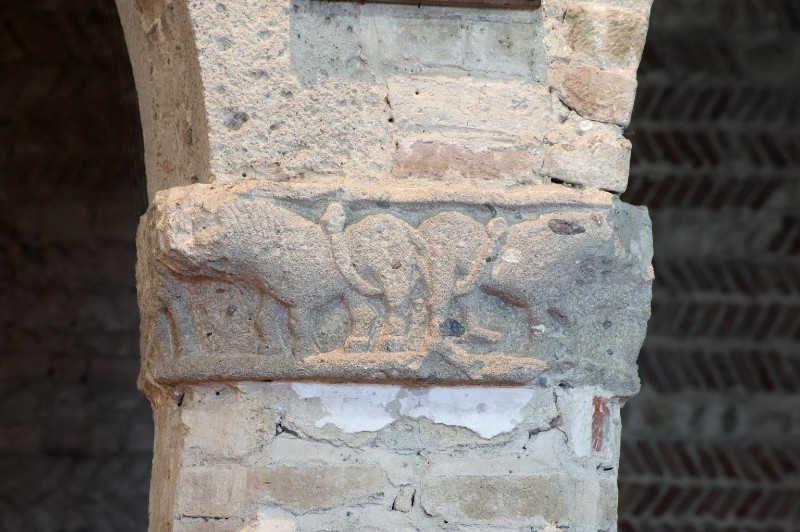 Maestranze lombarde sec. XI, Capitello con leoni