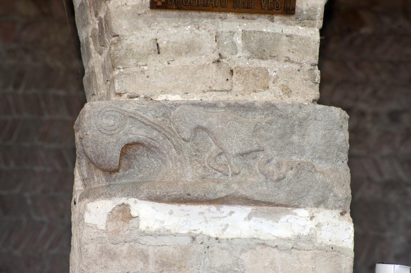 Maestranze lombarde sec. XI, Capitello con agnello e colomba