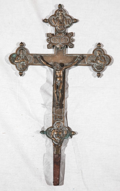 Bottega toscana sec. XVII, Croce in bronzo con terminazioni dei bracci figurate