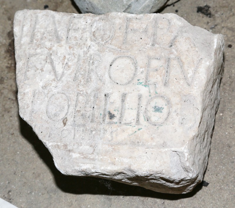 Ambito romano secc. II-IV, Lapide funeraria in marmo con epigrafe