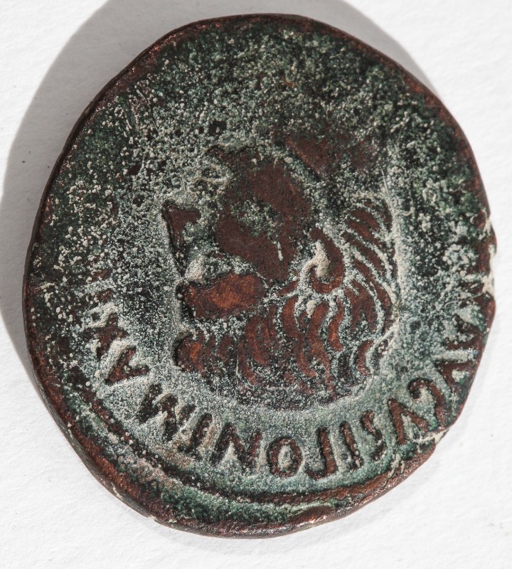 Ambito romano sec. I a. C., Moneta con ritratto di Augusto