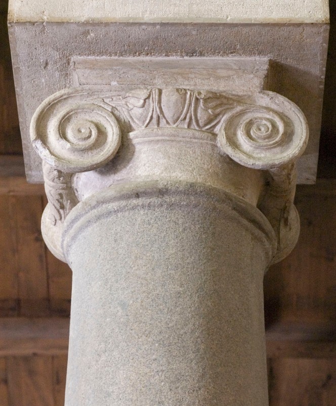 Maestranze dell'Italia meridionale sec. IX, Capitello ionico in pietra