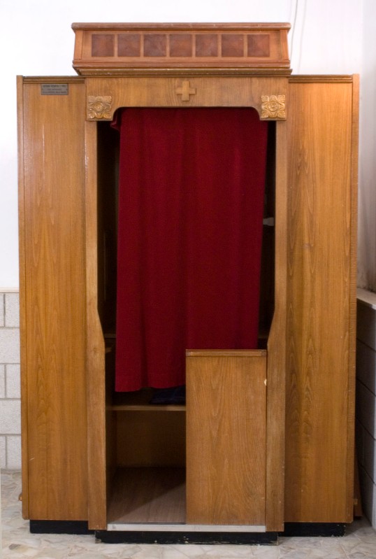 Bottega italiana seconda metà sec. XX, Confessionale con croce greca centrale