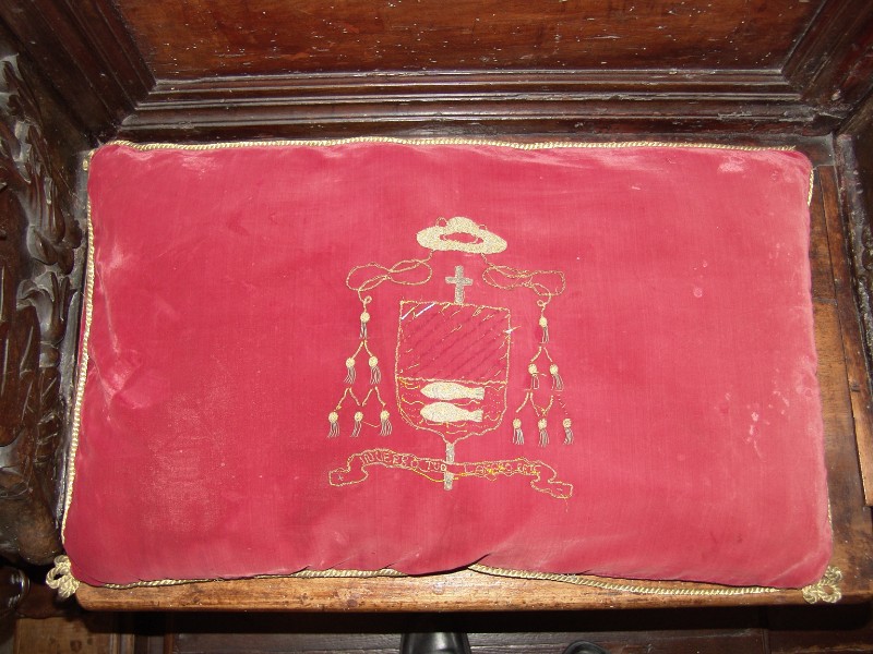 Manif. siciliana sec. XX, Cuscino con stemma del vescovo Mancuso