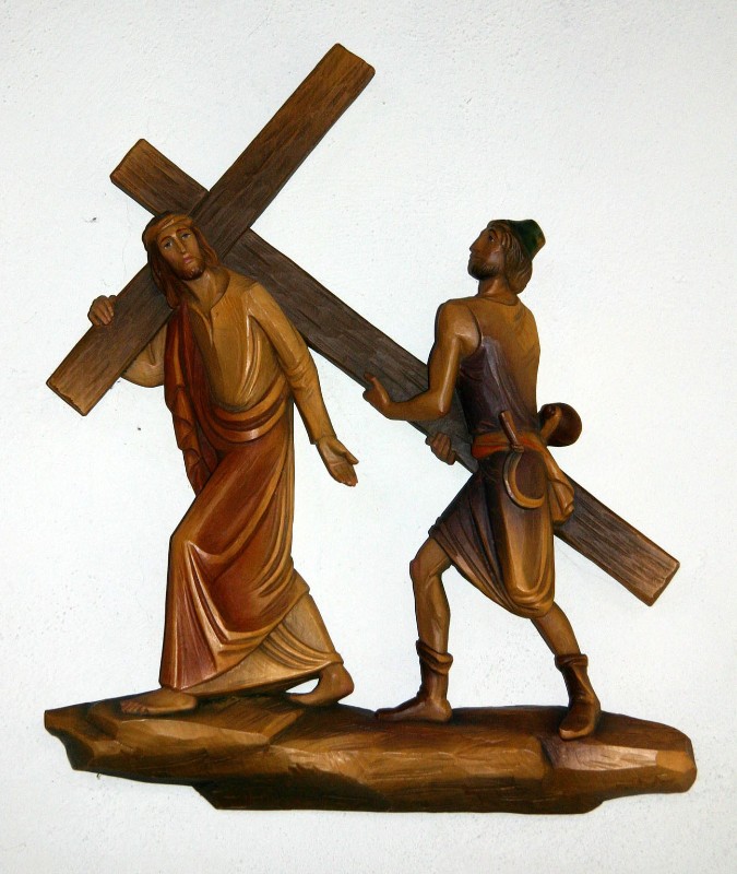 Demetz V. (1980), Gesù Cristo aiutato dal cireneo a portare la croce