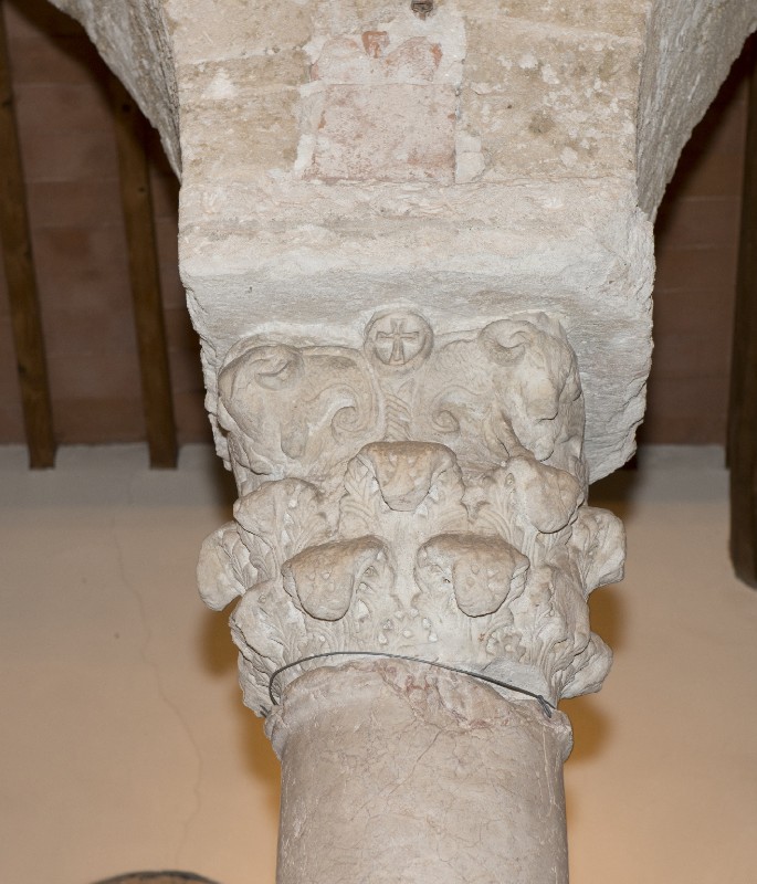 Bottega toscana secc. XI-XII, Capitello con protomi d'ariete
