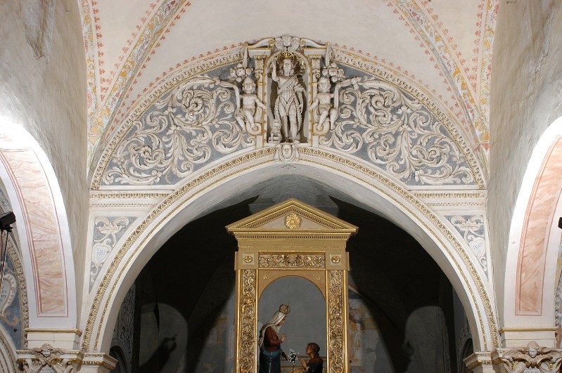 Bottega lombarda (1660), Decorazione in stucco dell'arco trionfale