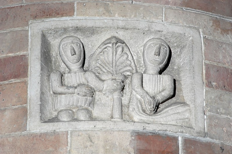 Bottega lombarda sec. XI, Bassorilievo con due personaggi