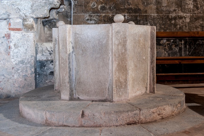 Bott. toscana sec. XI, Fonte battesimale in pietra con vasca esagonale