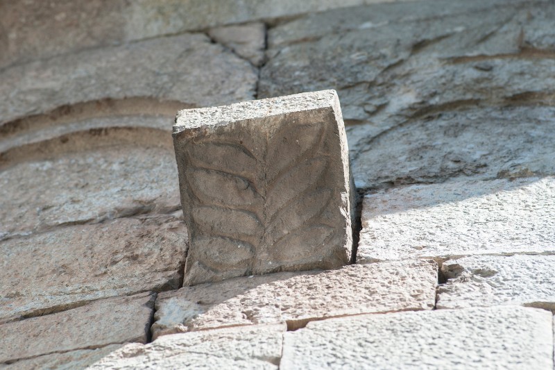 Bott. toscana sec. XI, Mensola architettonica con stelo di foglie 1/5