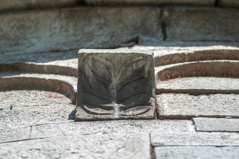 Bott. toscana sec. XI, Mensola architettonica con stelo di foglie 3/5