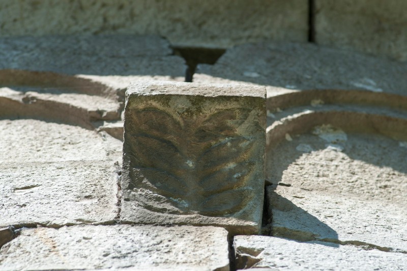 Bott. toscana sec. XI, Mensola architettonica con stelo di foglie 5/5