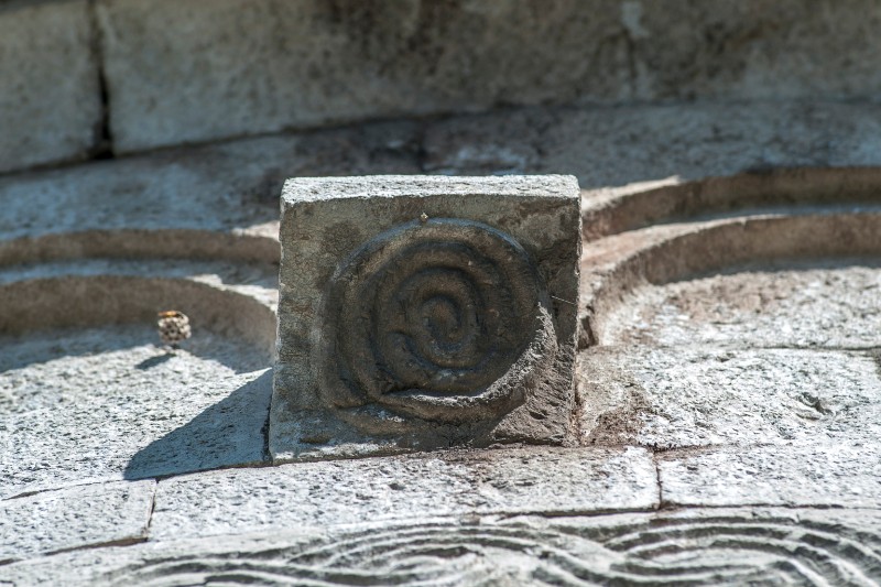 Bott. toscana sec. XI, Mensola architettonica con spirale in rilievo