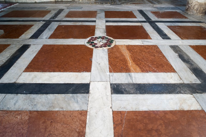 Ambito toscano secc. VIII-XII, Pavimento in calcare rosso con intarsi policromi