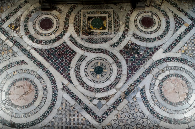 Ambito romano sec. VIII, Pavimento in tessere marmoree a motivi geometrici