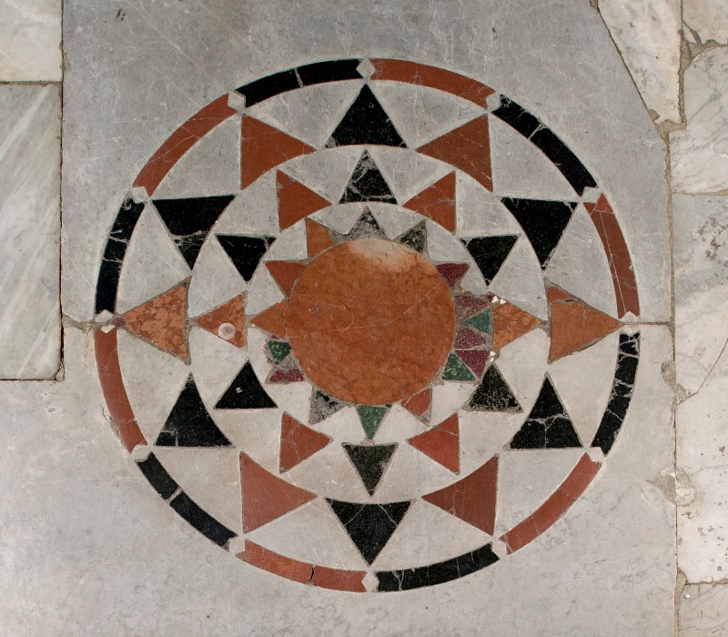 Ambito romano sec. VIII, Mosaico in tessere marmoree con cerchi concentrici