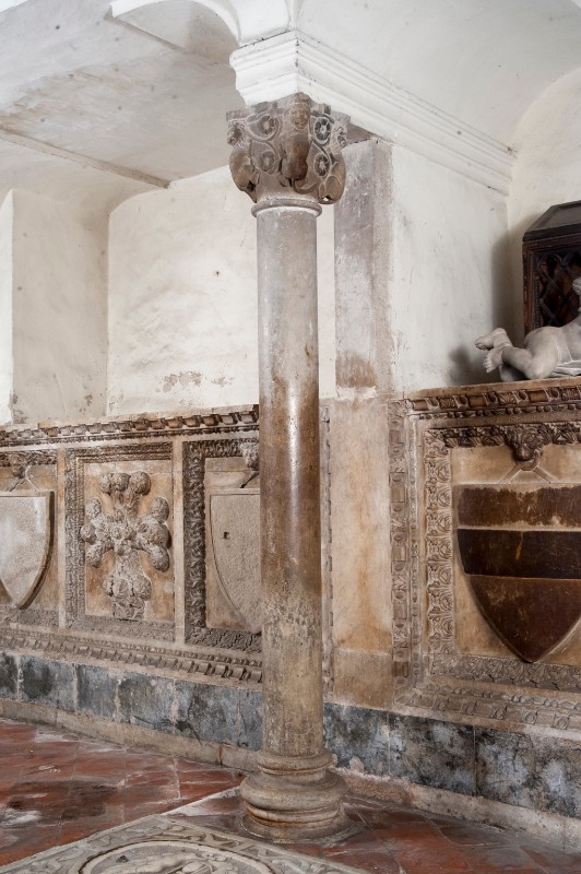 Bott. italiana sec. XIII, Colonna in pietra con leoni rampanti nel capitello