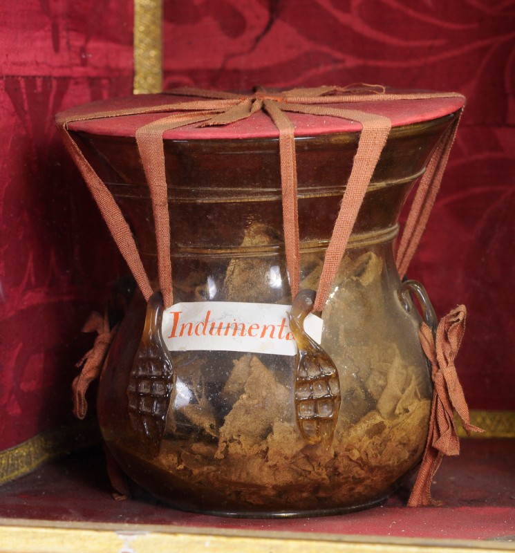Bott. lucchese sec. XVI, Vaso in vetro con frammenti di indumenti