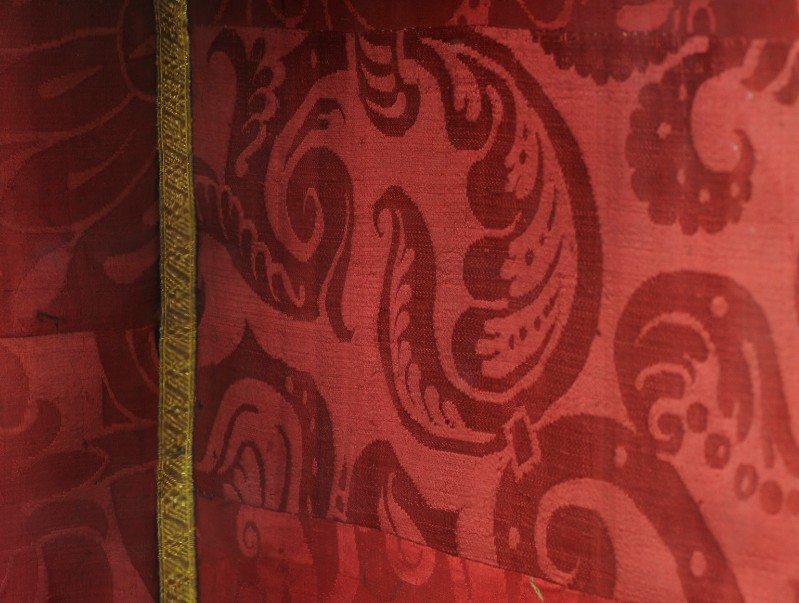 Manif. lucchese sec. XVI, Drappo in damasco rosso a motivi floreali