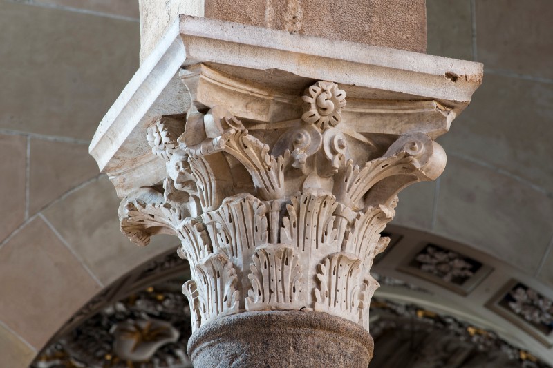 Ambito romano sec. II, Capitello corinzio con corone di foglie nervate 1/2