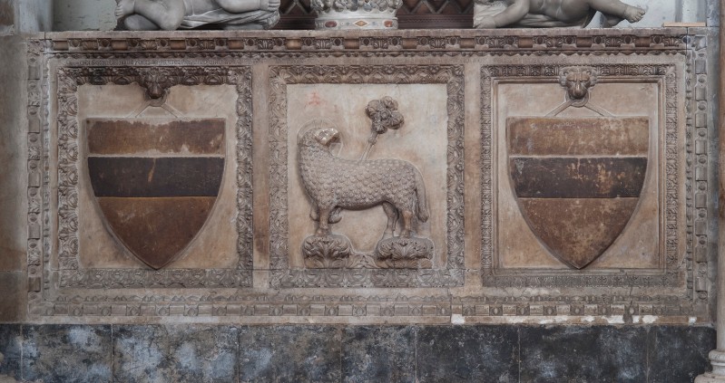 Bott. lucchese (1290), Monumento sepolcrale Guidiccioni con Agnus Dei