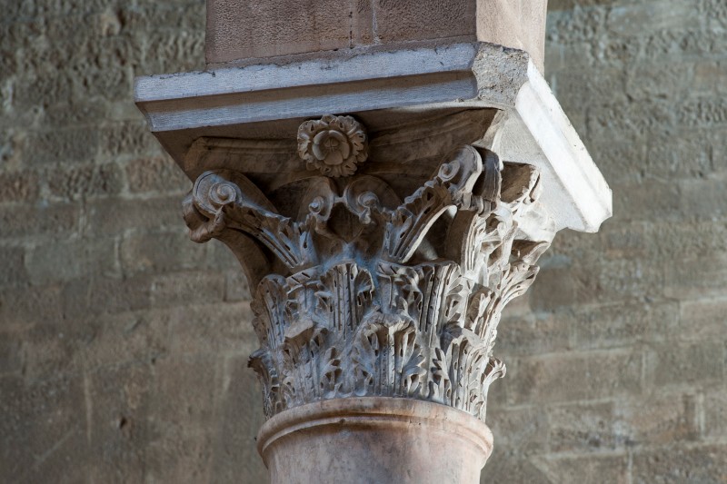 Ambito romano sec. II, Capitello corinzio con fiore orlato da foglie nell'abaco
