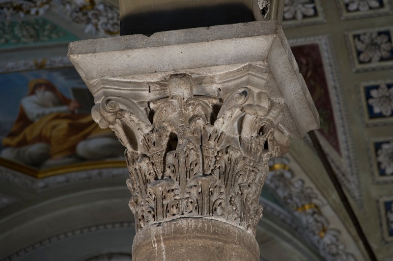 Ambito romano sec. II, Capitello in marmo con foglie d'acanto aggettanti 1/2