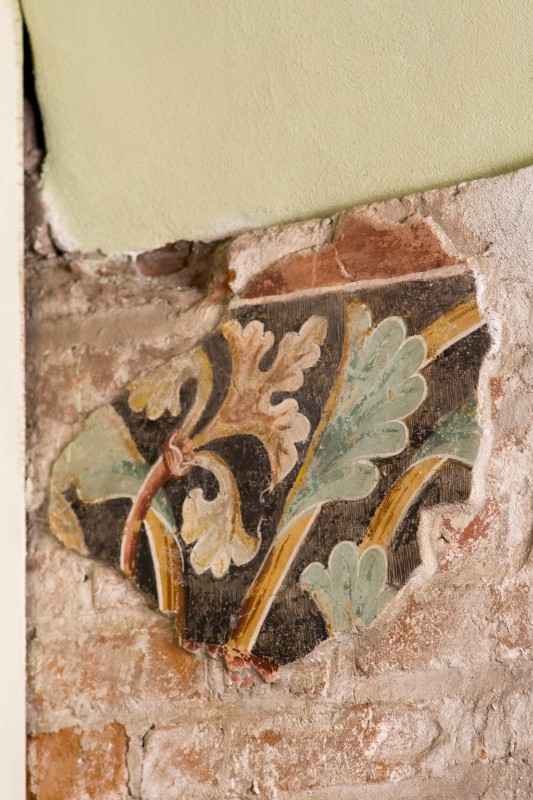 Bott. lucchese sec. XIII, Dipinto murale girali fioriti
