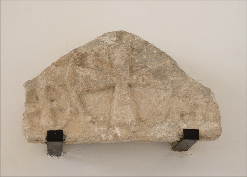 Ambito pugliese sec. IX, Frammento di sarcofago con croce