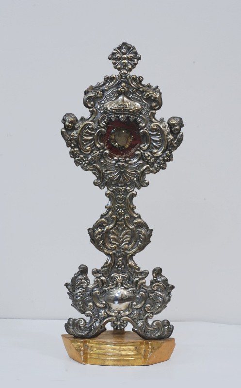 Bottega pratese sec. XVIII, Reliquiario in argento con cherubini e corona 3/5
