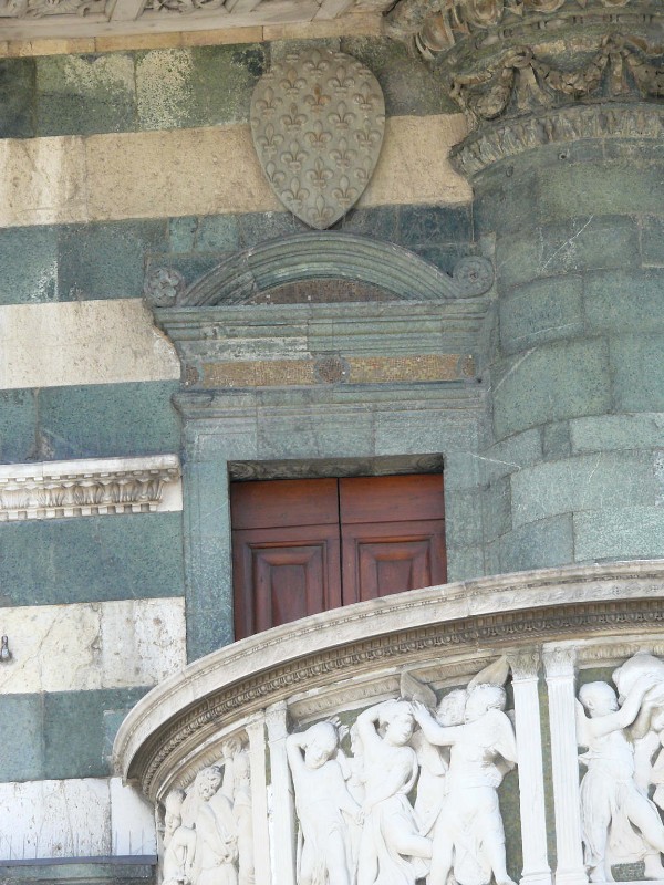 Donatello-Michelozzo (1434-1438), Porta con timpano curvilineo 2/2