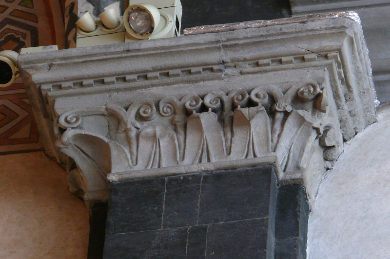 Guido da Lucca (1211-1220), Capitello ornato da foglie e da volute contrapposte