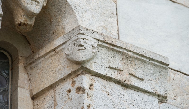 Maestranze apuoversiliesi sec. XI, Mensola con volto umano e croce