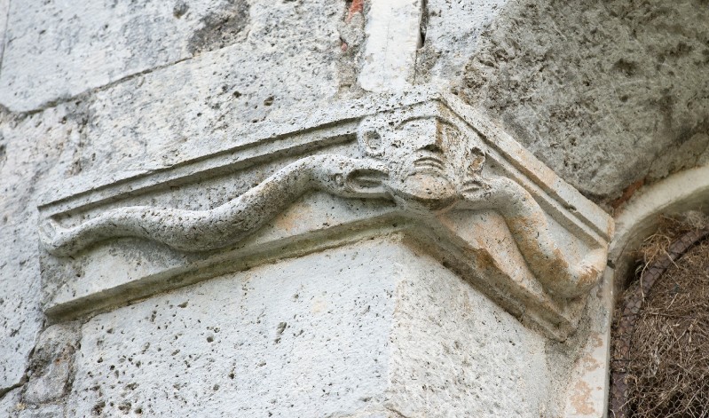 Maestranze toscane sec. XI, Mensola con volto virile e serpenti